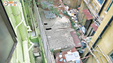 「垃圾屋」逾百呎天井位置堆滿垃圾。
