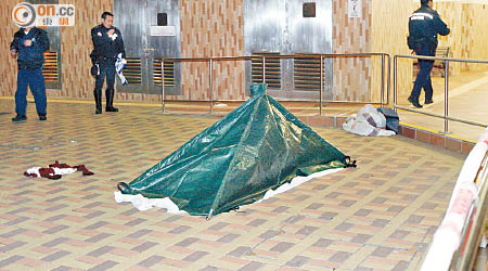 警員在場調查，用帳篷遮蓋屍體。（吳建明攝）