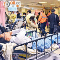 伊院 <br>九龍區龍頭醫院、伊利沙伯醫院的急症室亦有不少正在輪候的病人。（蕭毅攝）