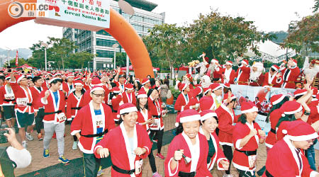 健兒齊齊化身聖誕老人參加慈善跑。（何天成攝）