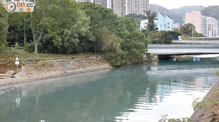 體院對開城門河的河水段昨呈藍色。（何力棋攝）