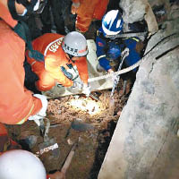 救援人員挖掘被埋民眾。（互聯網圖片）