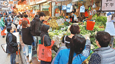 街市人頭湧湧，擠滿購買餸菜做冬的市民。（袁志豪攝）