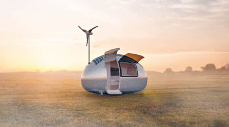 蛋形流動小屋利用太陽能及風力發電，做到自給自足。