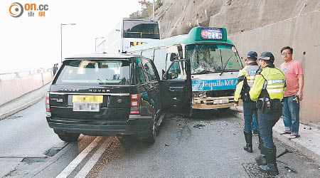 四驅車與小巴相撞後，警方到場調查。（張曉楠攝）