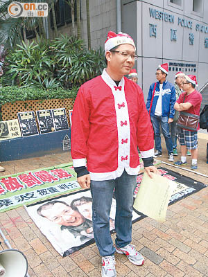 支聯會副主席蔡耀昌前日遊行，着住件用唐裝鈕扣嘅中西合璧嘅聖誕老人衫。（葉華英攝）