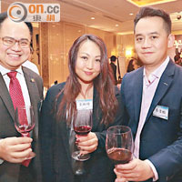 菁英會副司庫陳龍盛（左起）、副秘書長李煥明及司庫廖偉麟舉杯慶祝一年工作接近尾聲，迎接新一年來臨。