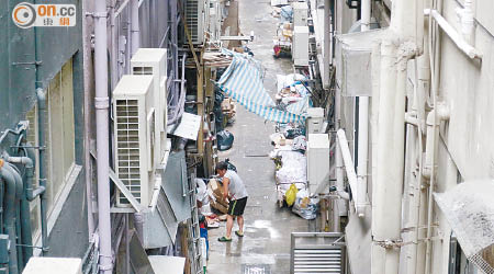 柯布連道 <br>居民指附近商戶視柯布連道後巷為營業範圍，堆積大量垃圾及雜物。