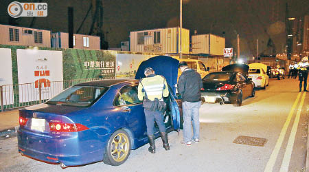 灣仔 <br>警方在灣仔截查五輛汽車。（林耀康攝）