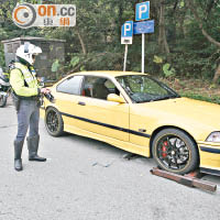 大浪灣 <br>警員在大浪灣截查寶馬房車。（冼耀華攝）