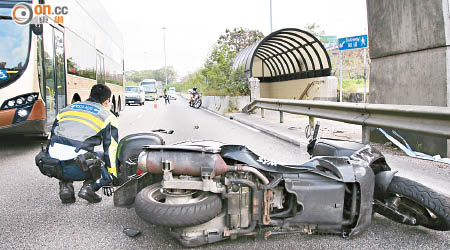 電單車翻側地下。（莊杰成攝）