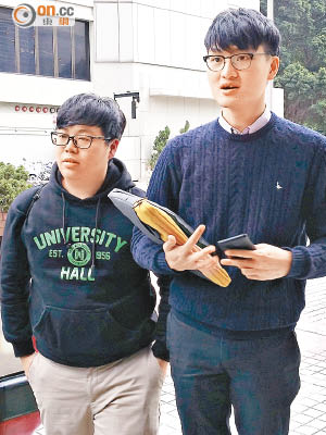 港大學生會主席馮敬恩（右）及外務副主席李峰琦（左），昨到高院遞交入稟狀。