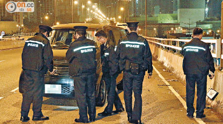 荃灣<br>警員在被閘的七人車調查。（梁國雄攝）