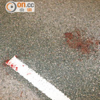 荃灣<br>七人車旁馬路地上遺有血漬。