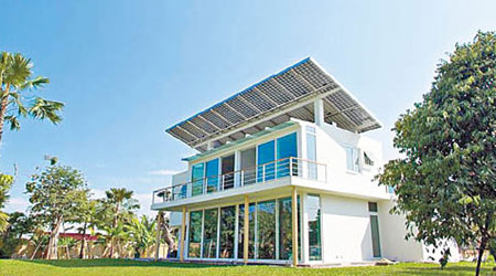 泰國清邁數間獨立屋利用太陽能轉化成氫氣技術，全天候為家居供電。（互聯網圖片）
