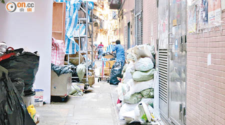 建築廢料遭棄置於後巷，影響環境衞生。