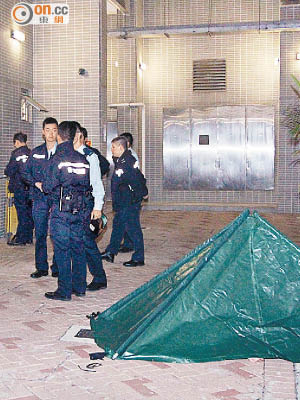 警員在長沙灣邨墮樓現場調查。 (左蘭慶攝)