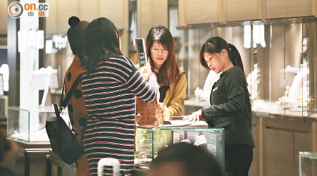 零售業界期望當局今年推出寬減差餉等措施。（資料圖片）