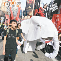 有市民帶同紙製大白象遊行，寓意反對大白象工程。