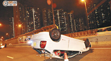 跑車反肚橫亘路中。（林耀康攝）