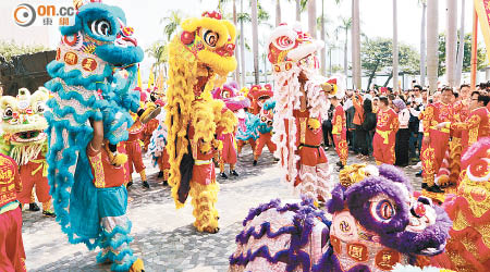 一年一度的龍獅節昨於元旦日舉行，二百頭醒獅巡遊表演。（朱晉呈攝）