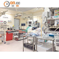 廣華醫院手術室內放滿雜物，醫護人員走動空間有限，或影響手術進度。（受訪者提供）