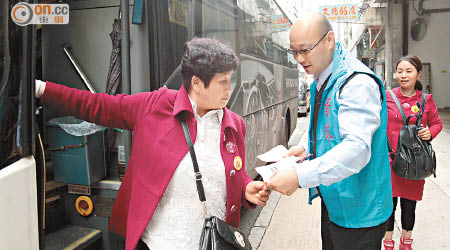 旅遊業界連續第二日到街頭派發傳單。（黃仲民攝）