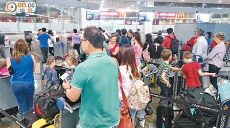 陳先生與大批乘客因國泰航機兩度故障而滯留兩天，周日才在當地機場登機。（受訪者提供）