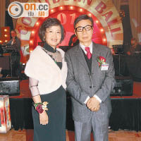 蘇陳偉香（左）及丈夫蘇啟聲齊與老友倒數迎新年。