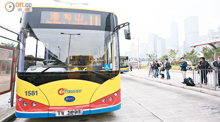 城巴上月尾開始試行購自比亞迪的電動巴士。（資料圖片）