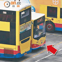 其中一部停駛的比亞迪電動巴士（箭嘴示）停泊在柴灣車廠內。（黃雄攝）