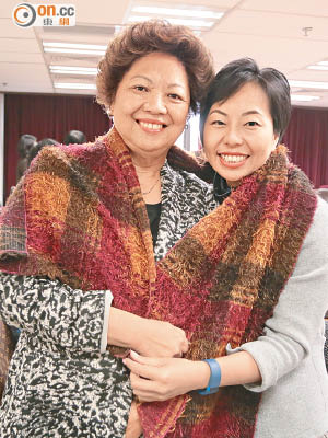 譚惠珍（左）同麥美娟（右）「母女情深」。（徐家浩攝）