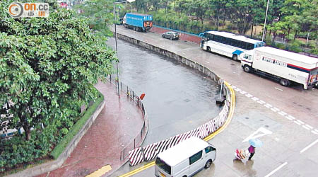 道路被圍封多時，運輸署被質疑浪費土地資源。