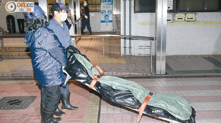 死者遺體由仵工舁送殮房。（吳建明攝）