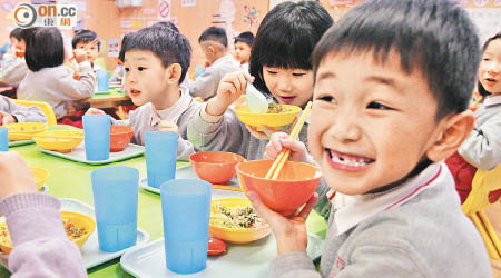 長全日制幼稚園的服務時數遠較半日制長，學生需在校用膳。