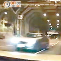 逆線的平治房車與裝有「車Cam」的私家車擦身而過。（網民Macus Leung提供）