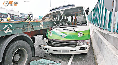 貨車車斗直插入私家小巴司機位。（戴展邦攝）