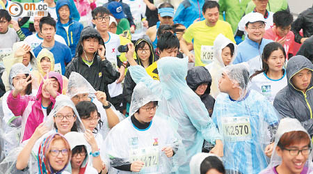 不少選手身穿雨衣參賽。（洪業銘攝）