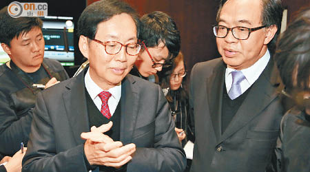 陳健波（左）建議以「雙軌」方式加快審批無爭議性的工程撥款。（陳嘉順攝）