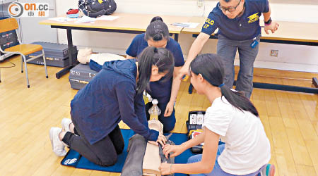 老師學習使用自動體外心臟去顫器和心肺復甦法施救。