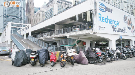 陳先生指廢車令電單車泊位供應更形緊絀，經常因在劃定泊位外停泊而被罰款。