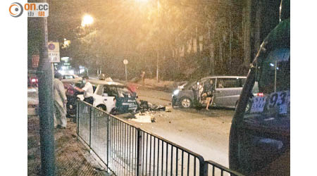事發時，肇事七人車將的士撞向護欄，的士車頭毀爛不堪。
