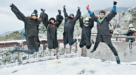 台灣 <br>不少民眾到陽明山賞雪。（中時電子報圖片）