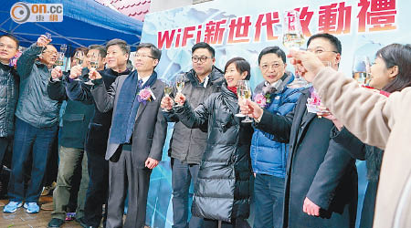 位於旺角西洋菜南街的「WiFi街」，市民可免費上網。（洪業銘攝）