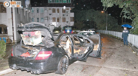 車輛被縱火焚毀。（賴南秋攝）