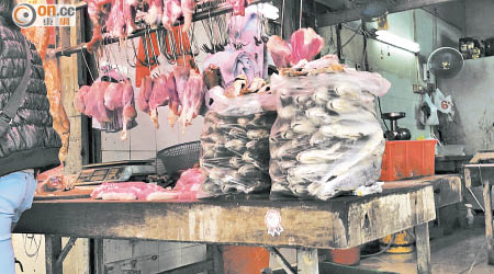 大埔寶鄉街有肉檔將鹹魚等乾貨置於肉枱上。