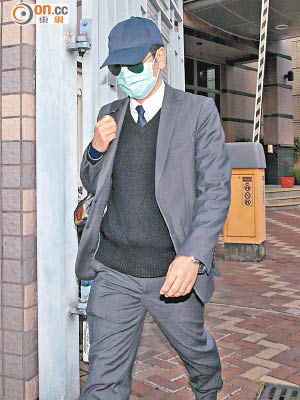 首被告李漢華戴口罩、太陽眼鏡和帽離開法院。