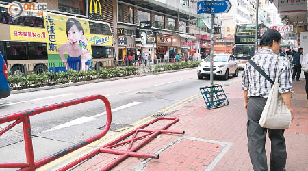 有市民近日發現荃灣沙咀道有路牌及消防欄損毀，擔心會誤傷途人。