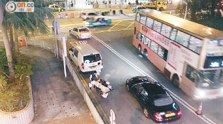 道路上雖劃設雙黃線，但仍有車輛於彩園邨車輛出入口外違泊。