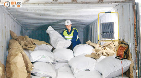 海關人員在貨櫃內最深處檢出藏可卡因的尼龍袋。（趙瑞麟攝）